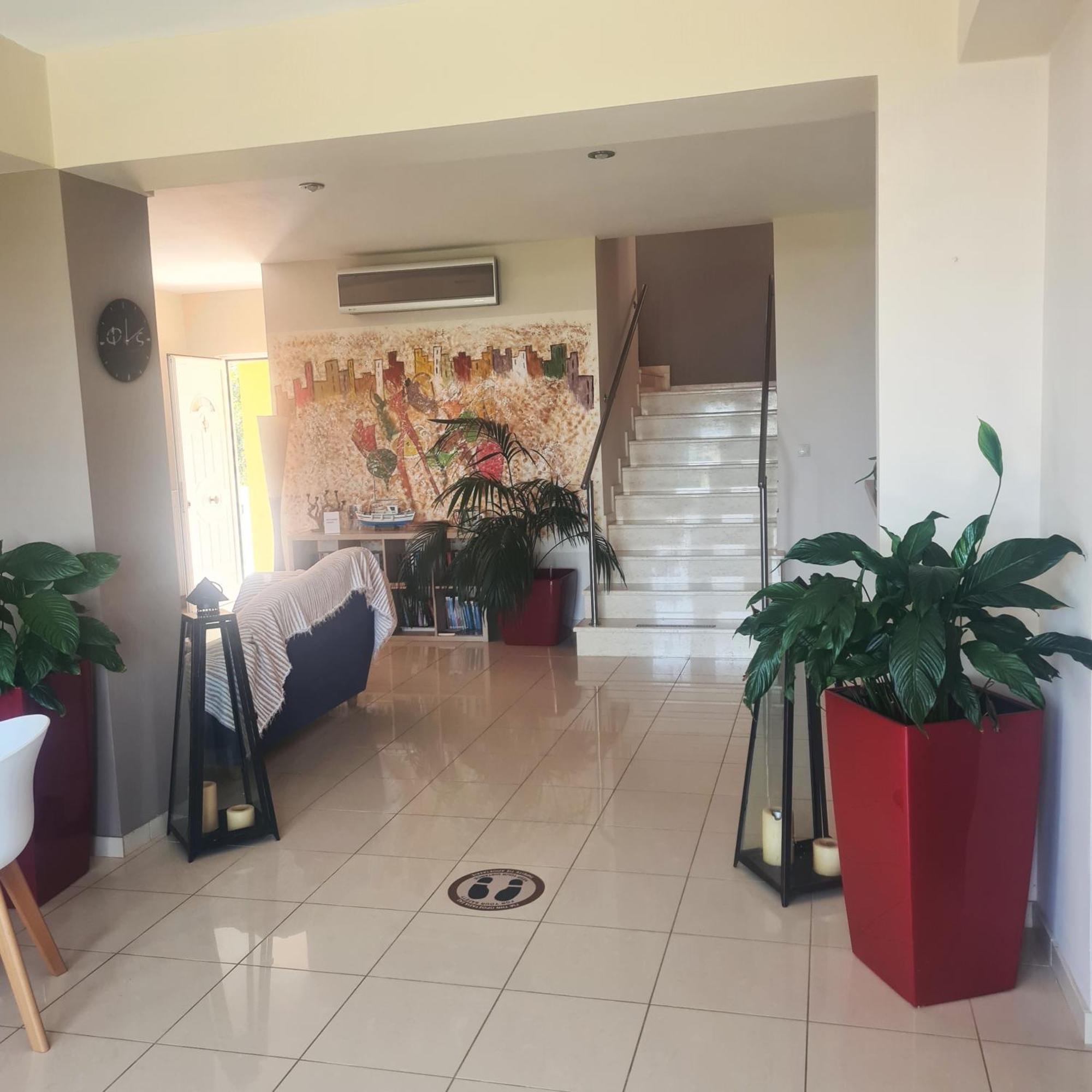 Manto Studios Tiros Bagian luar foto