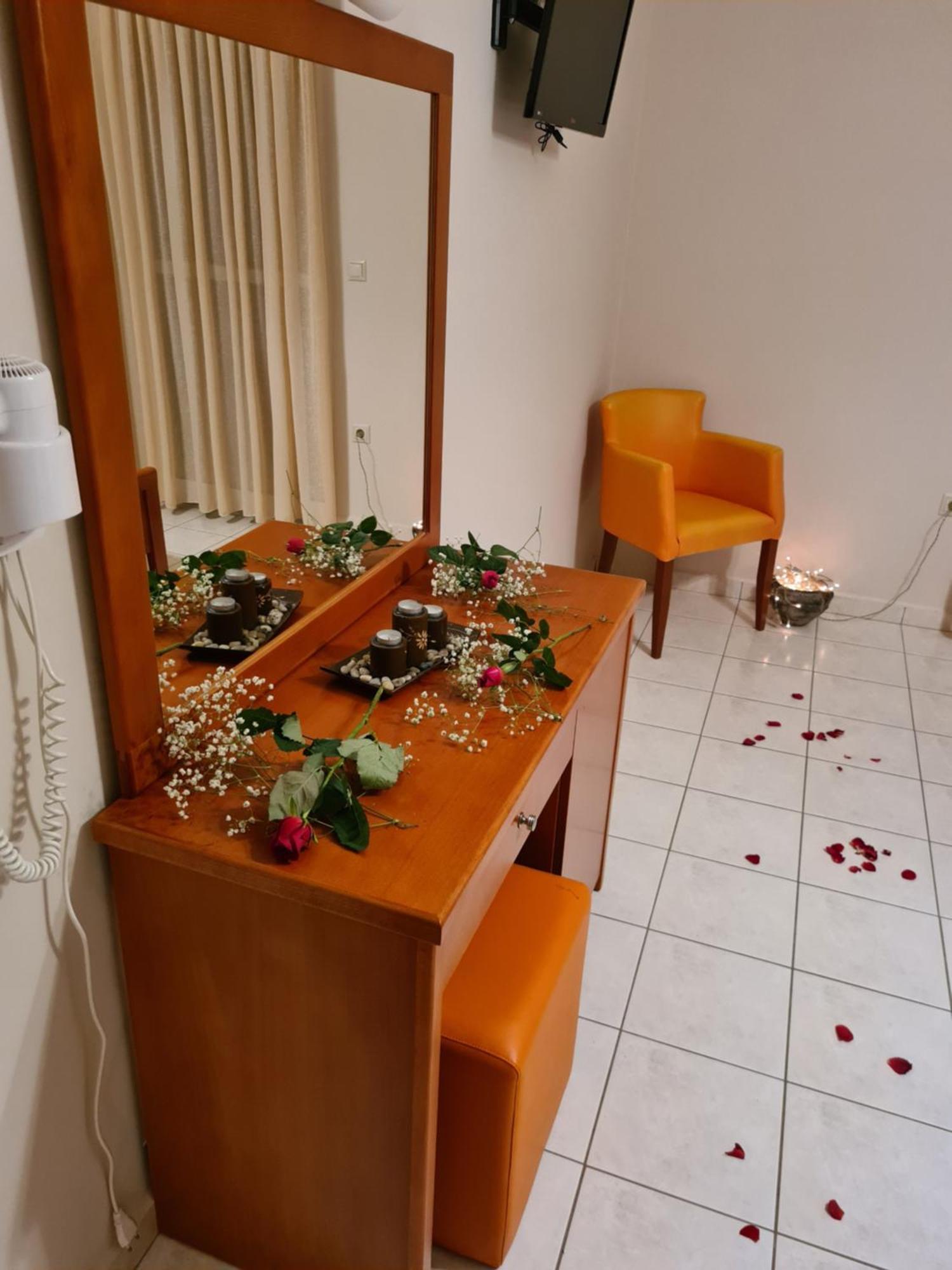 Manto Studios Tiros Bagian luar foto